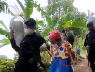 Salvadoreña de escasos recursos agradece paquete alimentario entregado por el Gobierno salvadorena-de-escasos-recursos-agradece-paquetes-alimentarios-entregados-por-el-gobierno